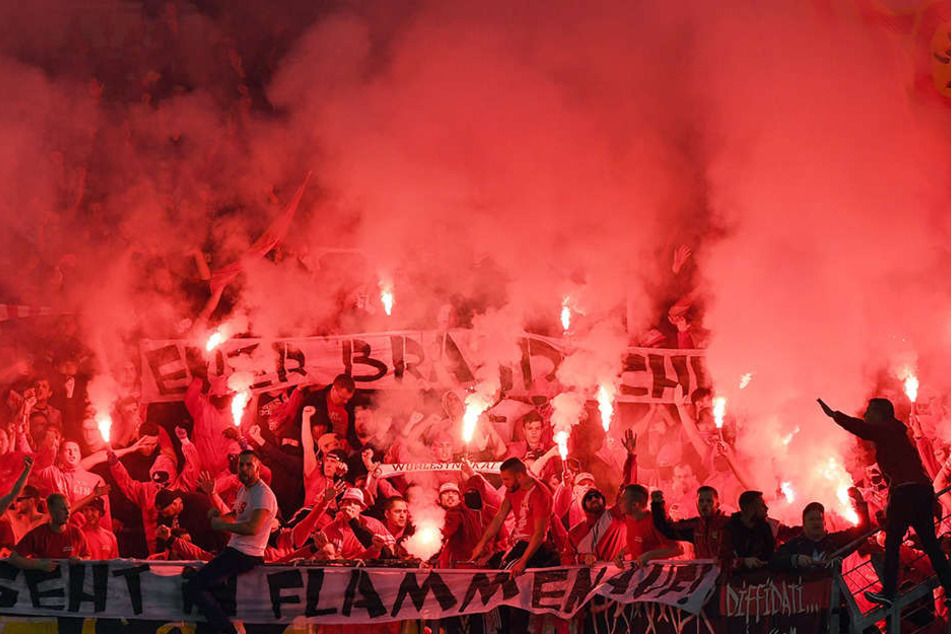 Zur Halbzeit legten die Union-Fans mit einem pyrotechnischen Feuerwerk vor.