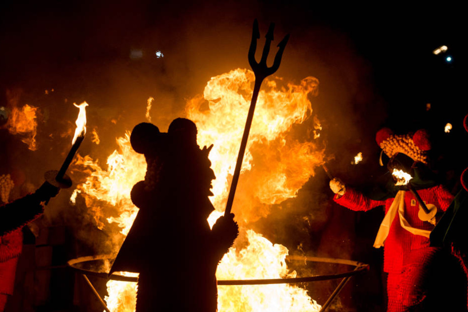 Ein Nachtumzug in Rottweil, bei dem die Narren ein großes Feuer entzündet haben. (Symbolbild)