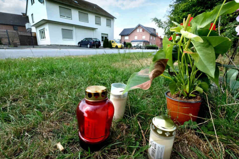 Kerzen und Blumen erinnern an den Tod des 46-Jährigen.