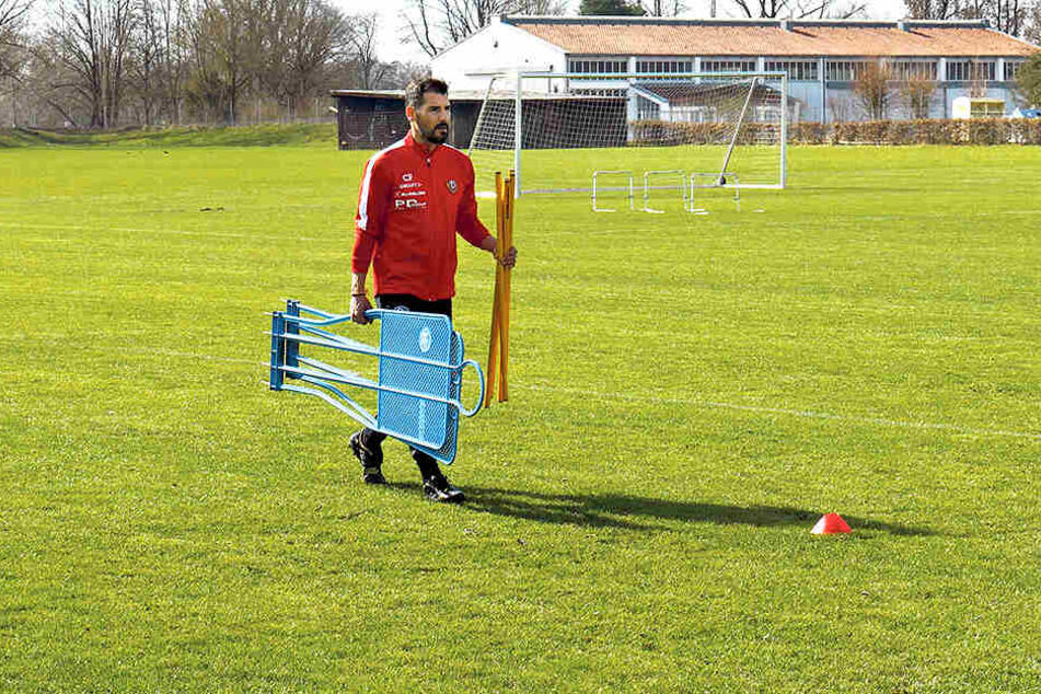 Das war's, das Dynamo-Camp in Bad Gögging ist zu Ende. Coach Cristian Fiel sammelt hier noch ein paar Trainings-Utensilien ein.