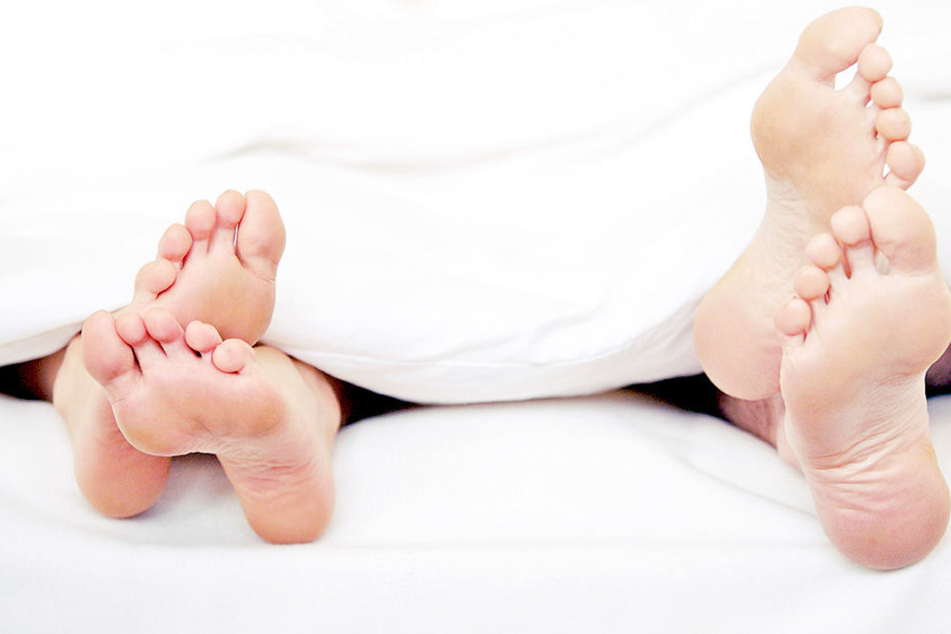 Nichtsahnend hatte sich ein Eindringling zwischen Mann und Frau im Bett gelegt.