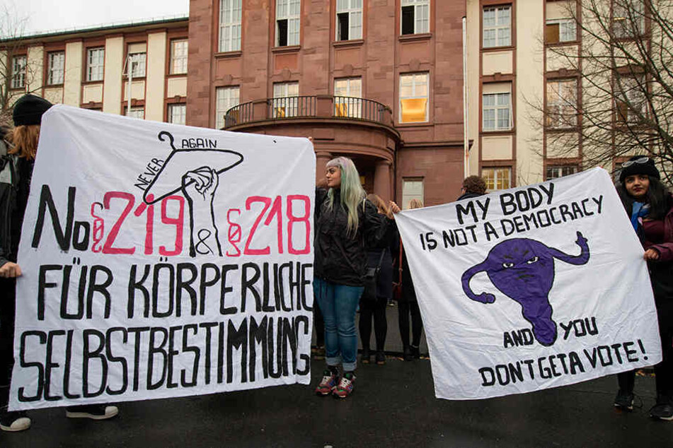 Demo für die Abschaffung der Abtreibungs-Paragrafen 218 und 219. Die beschäftigen auch in Sachsen die Justiz.
