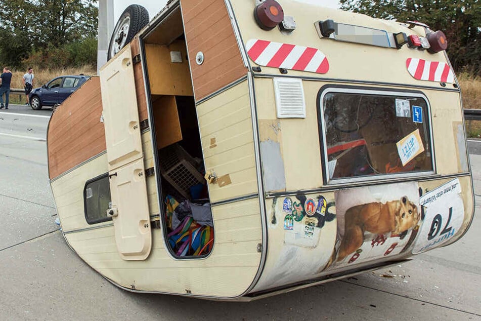 Der Wohnwagen machte sich selbstständig und landete auf dem Dach.