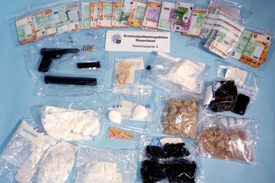 Knapp 77.000 Euro mutmaßliches Drogengeld, über 600 Gramm Kokain, 1,4 Kilogramm Haschisch, 1,8 Kilogramm Amphetamin sowie eine scharfe Schusswaffe mit Munition wurden sichergestellt.