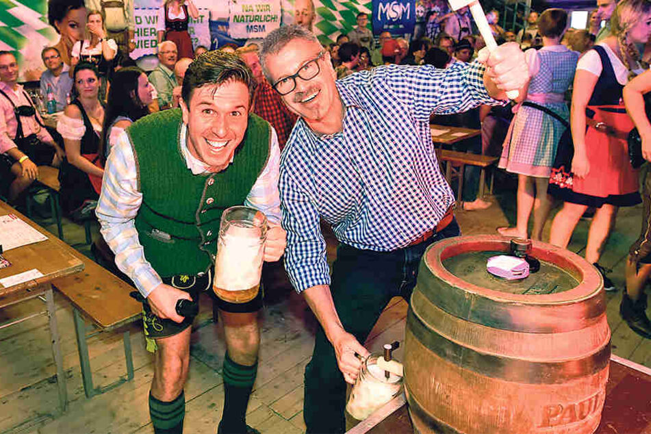 Fassanstich: Henrik Bonesky (38, l.) startete vergangenes Jahr mit Ordnungsbürgermeister Miko Runkel(55) in die Oktoberfest-Saison.