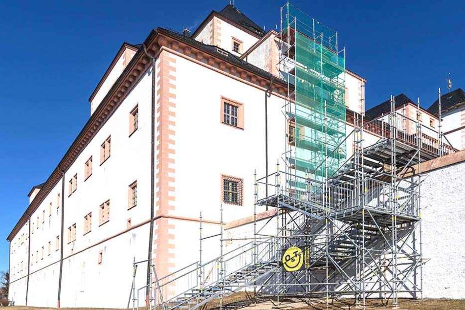 Über diese Treppe müssen sie kommen: Wegen einer Brückensanierung wurde für Fußgänger dieser Bypass auf Schloss Augustusburg gelegt.