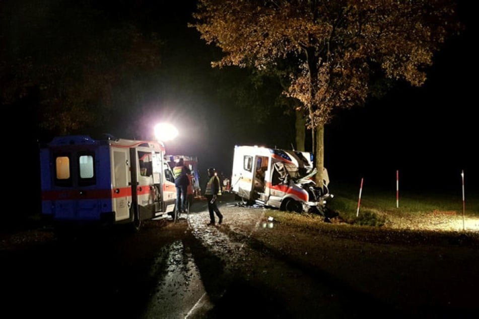 Bei einem Unfall mit einem Rettungswagen in Langen (Emsland) sind drei Menschen getötet worden.