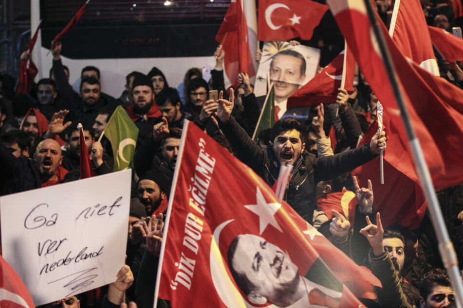Türkische Fahnen und Erdogan-Bilder stehen bei seinen Anhängern gerade hoch
im Kurs.