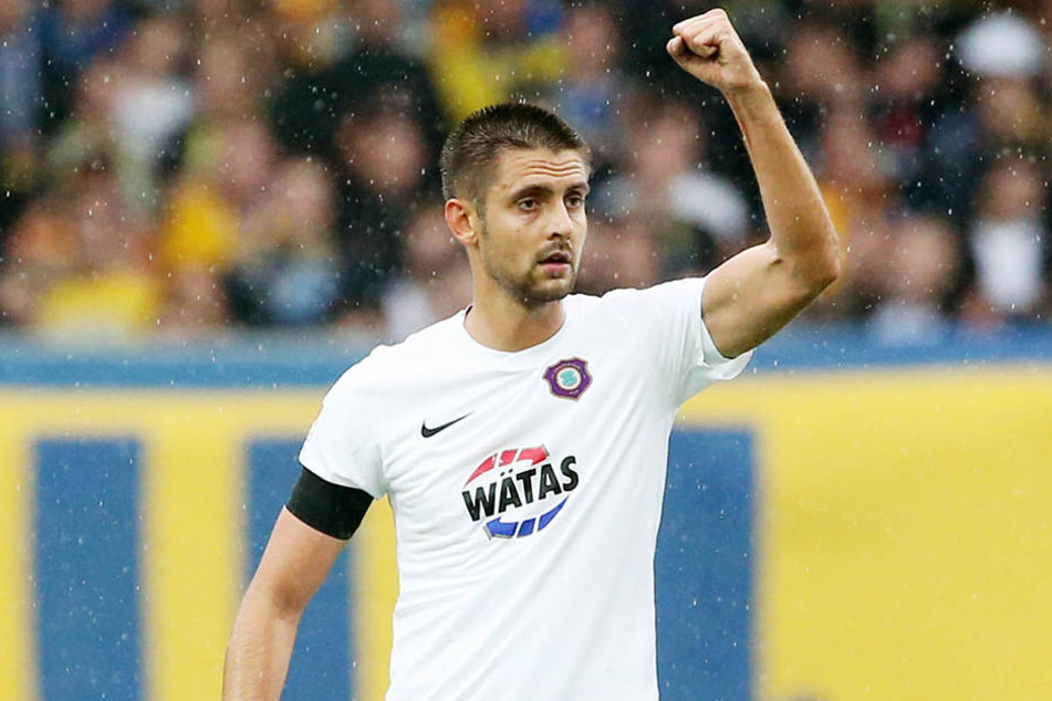 Dimitrij Nazarvo jubelt nach seinem Traumtor gegen Braunschweig.