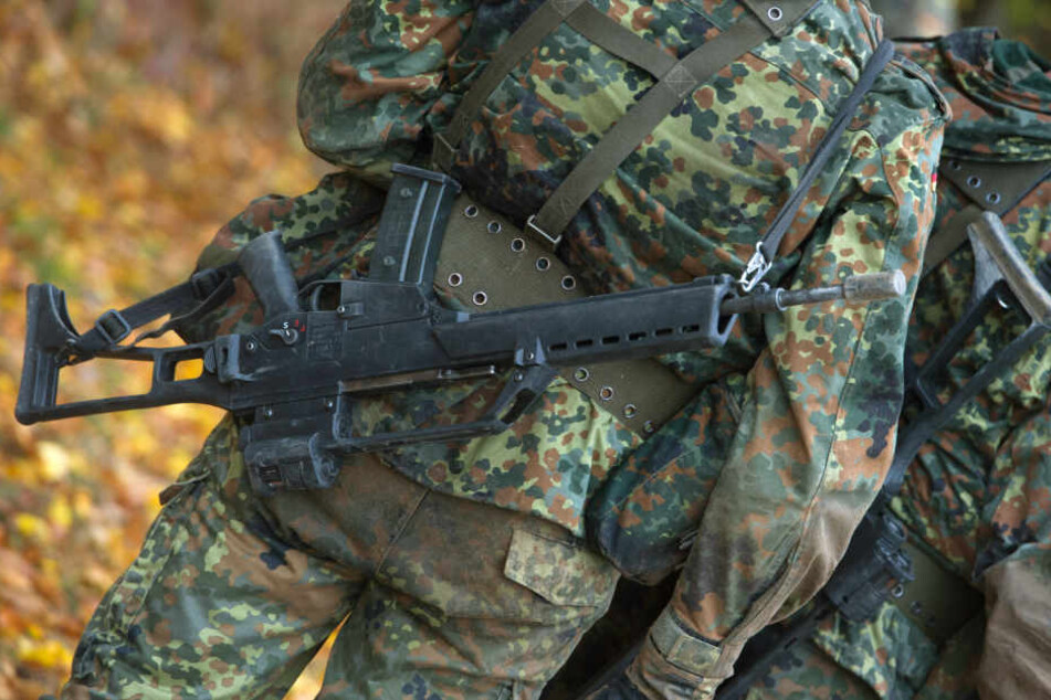 Anstatt sich um die Ausbildung der Rekrutin zu kümmern, soll der Mann sich an ihr vergangen haben. (Symbolbild)
