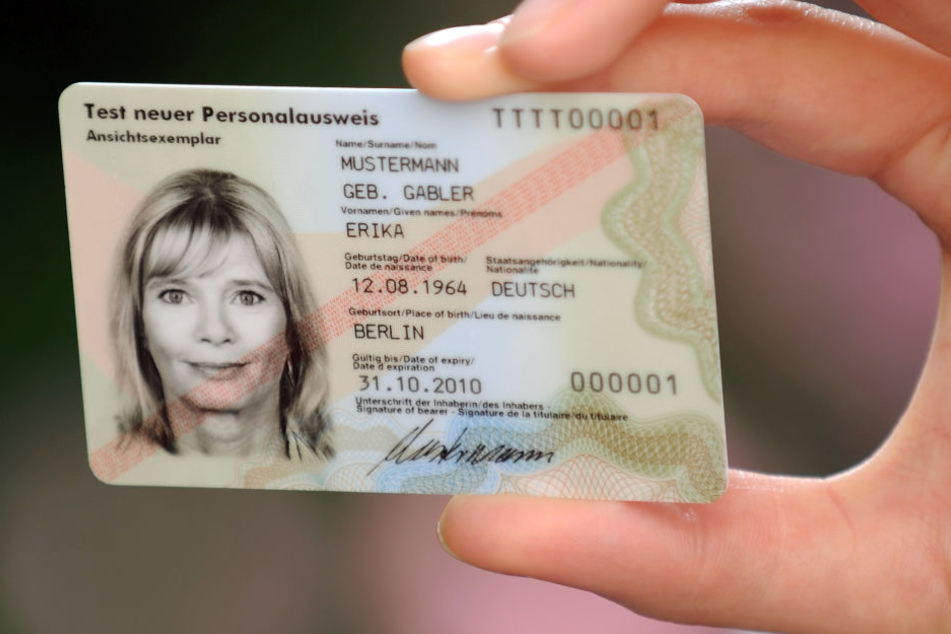 Sechs Stunden mussten Bielefelder warten, um auf dem Amt einen Personalausweis zu beantragen. (Symbolfoto: dpa)