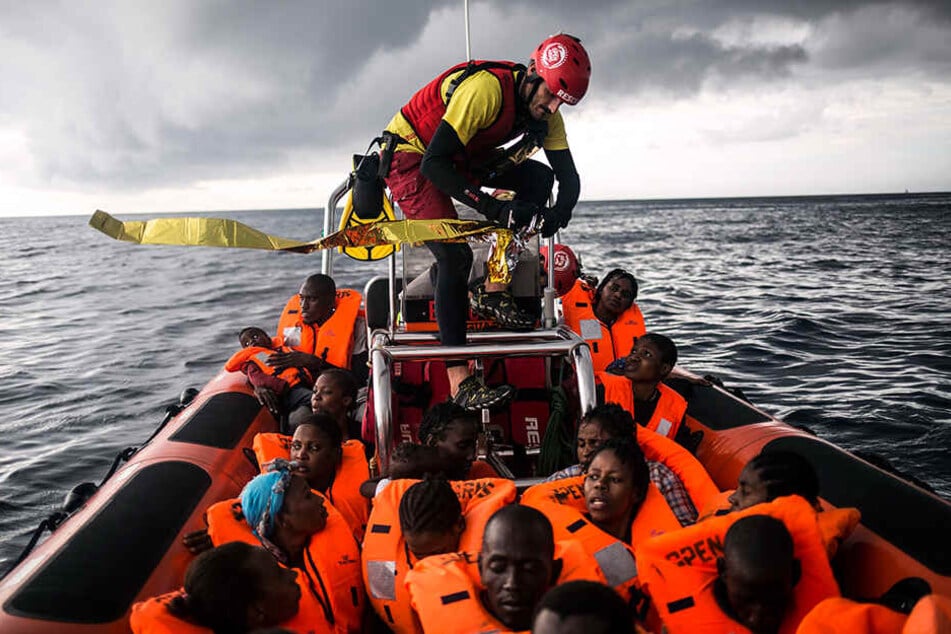 Ein Helfer öffnet eine Rettungsdecke für Flüchtlinge, die von Mitgliedern der spanischen Nichtregierungsorganisation Pro Activa Open Arms gerettet wurden.