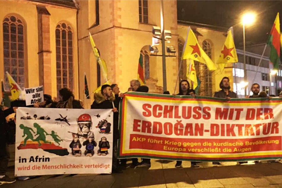 Auf einem Banner warfen die Demonstranten dem türkischen Präsidenten Erdogan "Diktatur" vor.