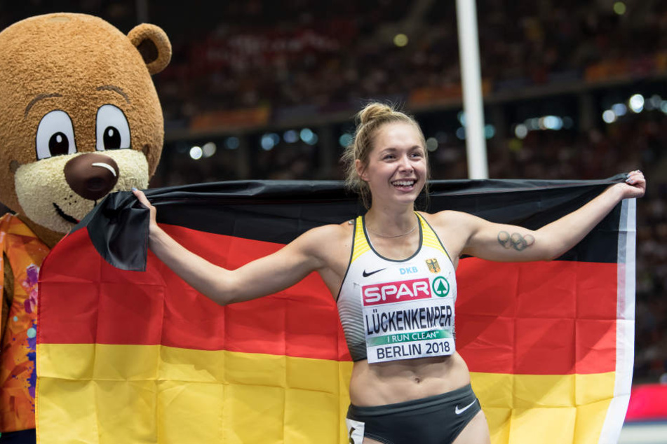 Sprinterin Gina Lückenkemper aus Deutschland jubelt über Silber neben Maskottchen Berlino.