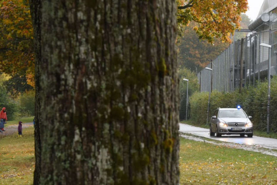 Ein Zivilfahrzeug der Polizei fährt am 18.10.2016 in Freiburg an einer Allee an der Dreisam entlang.