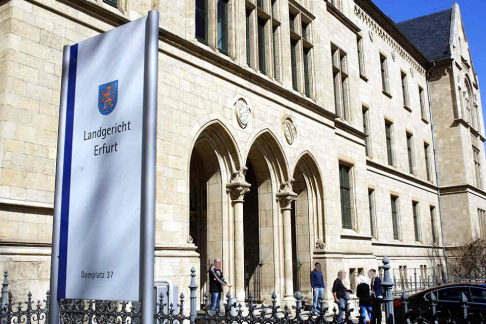 Am Dienstag stand ein Häftling wegen gefährlicher Körperverletzung und Gefangenenmeuterei vor dem Landgericht .