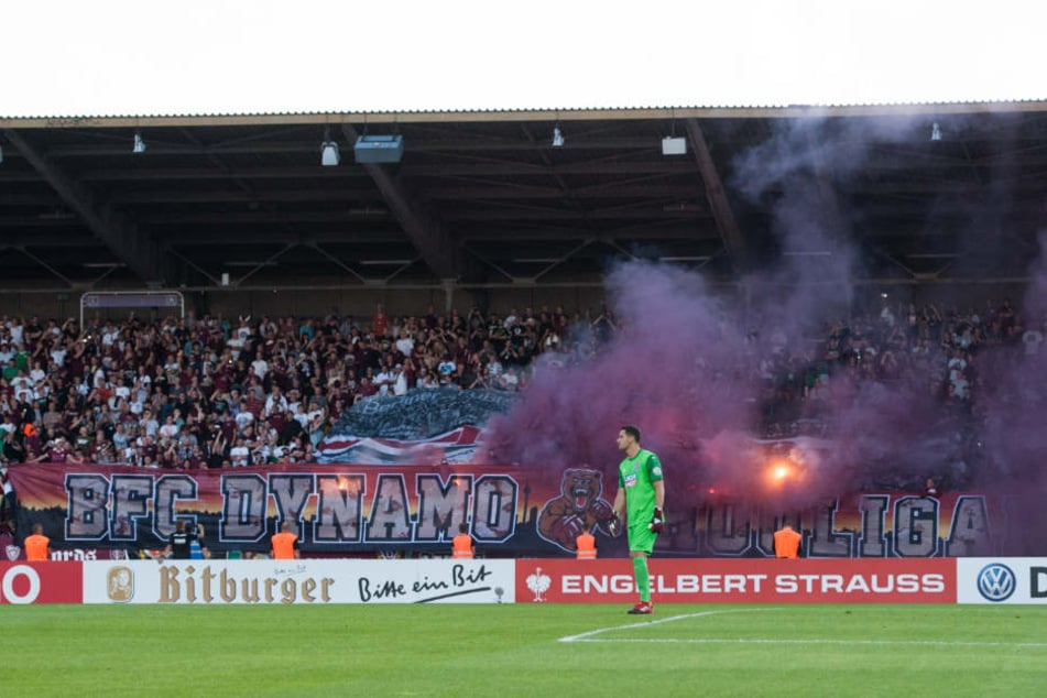 Ob die BFC-Hools ihre gefährlichen Bengalos auch im Olympiastadion abbrennen so wie hier im heimischen Jahn-Sportpark?