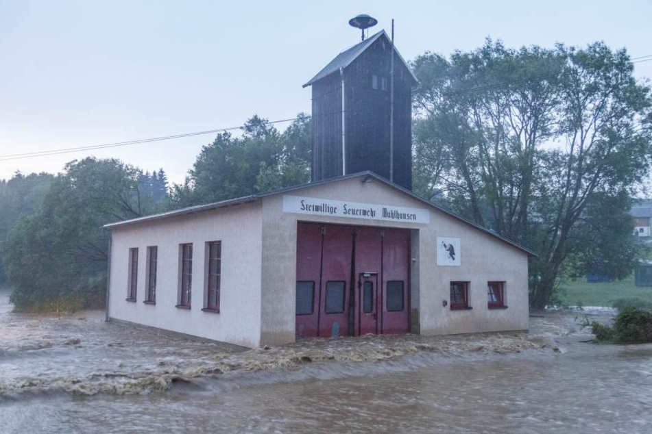 Bei den Unwettern kam es mehrfach zu Hochwasser, auch das Feuerwehr-Gerätehaus war betroffen.