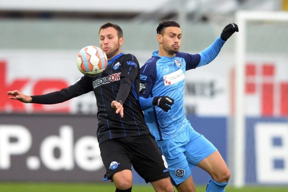 Marc-André Kruska (SC Paderborn) und Alexandros Kartalis (VfR Aalen) kämpfen um den Ball.
