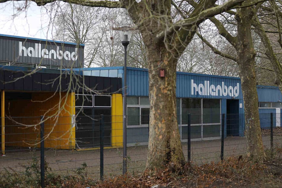 Das ehemalige Hallenbad Köln Weiden wird als Flüchtlingsunterkunft genutzt und steht leer.