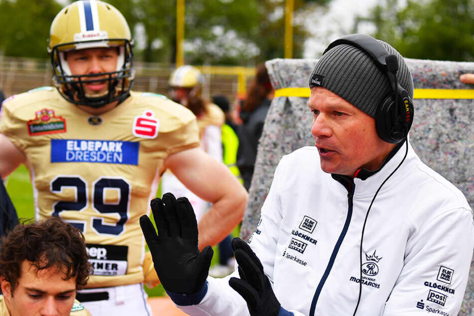 Coach Ulrich Däuber bei taktischen Anweisungen.