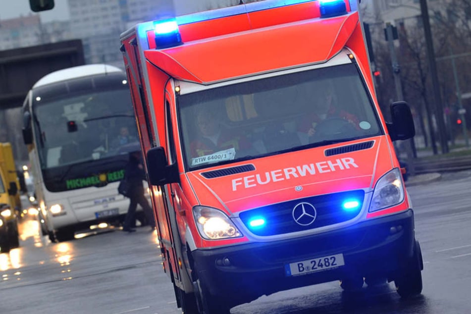 Der Jugendliche wurde mit mehreren Knochenbrüchen ins Krankenhaus gebracht. (Symbolbild)