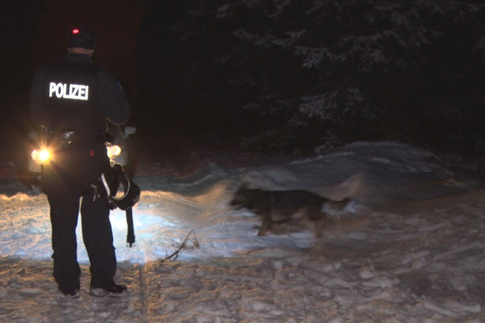 Mehrere Stunden wurde mit Hunden nach der Frau gesucht.