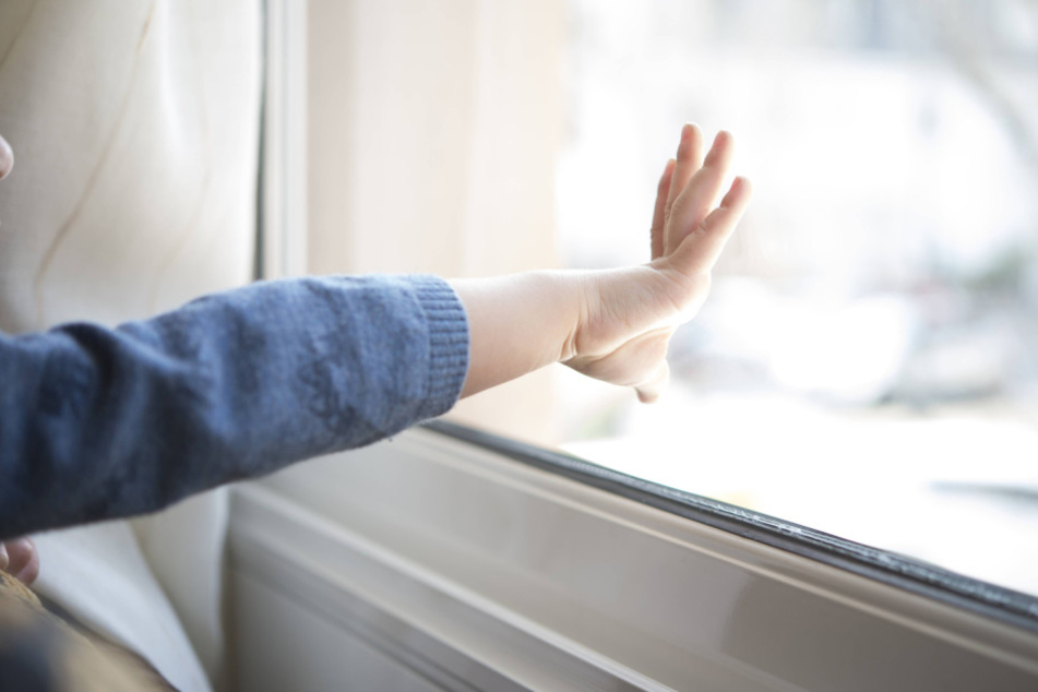 Ein kleines Mädchen aus Arnstadt fiel beim Spielen aus dem Fenster.