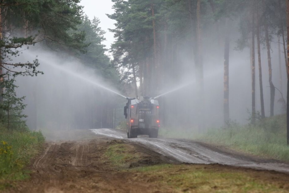 Zahlreiche Wasserwerfer kämpften gegen die Flammen.