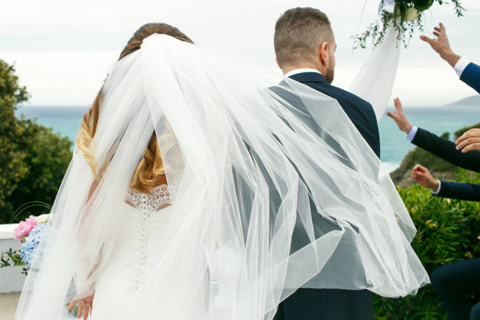 Der Bräutigam wurde am Hochzeitstag Opfer eines lustigen Streichs. (Symbolbild)