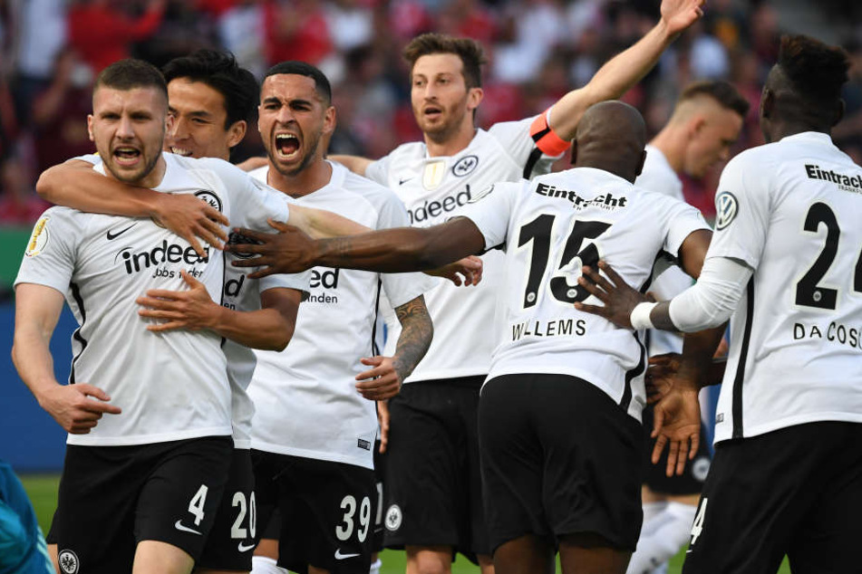 Gemeinschaftlich jubelt es sich am besten. Eintracht Frankfurt ist am Samstagabend DFB-Pokalsieger geworden.