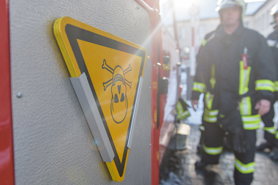 Beim Öffnen des Briefes rieselte das weiße Pulver heraus, die Mitarbeiter des Jobcenters riefen sofort die Feuerwehr (Symbolbild).