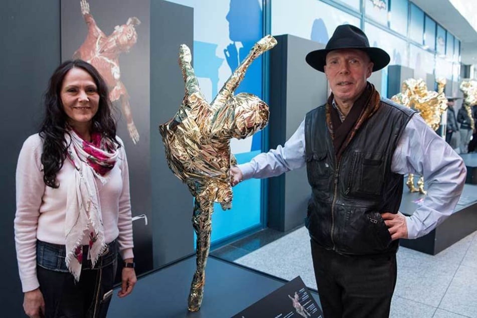 Plastinator Gunther von Hagens (r) und seine Frau, die Kuratorin Angelina Whalley, stehen vor einem in Goldfolie gewickelten Plastinat.