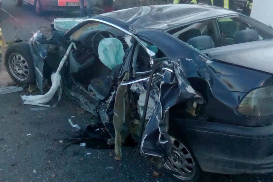 Der Fahrer musste von der Feuerwehr aus dem Autowrack befreit werden.