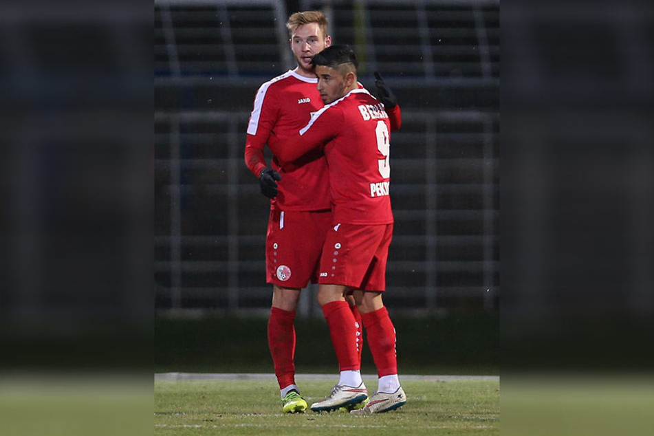 Ausgerechnet Ex-Lok-Spieler Felix Brügmann (l., mit Ozan Pekdemir) erzielte das 1:1 für seinen neuen Verein Berliner AK.