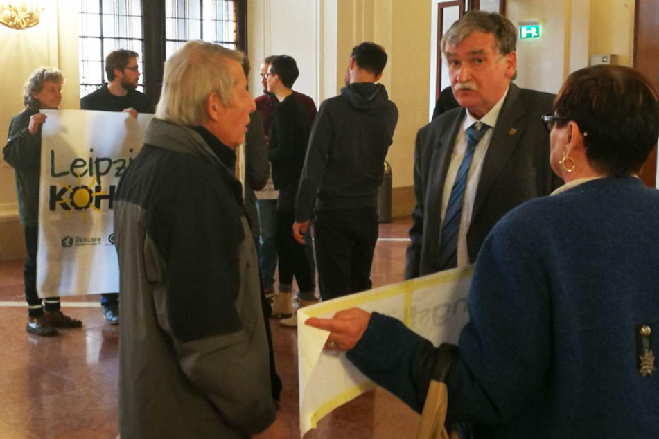 Auch mit Stadtrat Siegfried Schlegel (LINKE, re.) diskutierte der Senior.