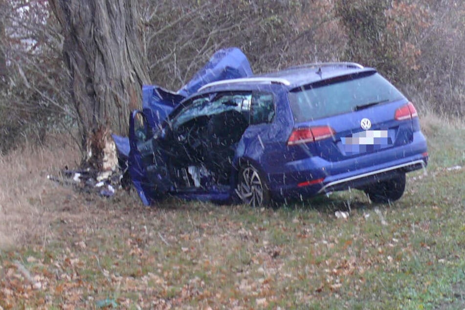 Der 27-Jährige krachte mit dem VW frontal gegen einen Baum und klemmte anschließend unter dem Lenkrad fest.