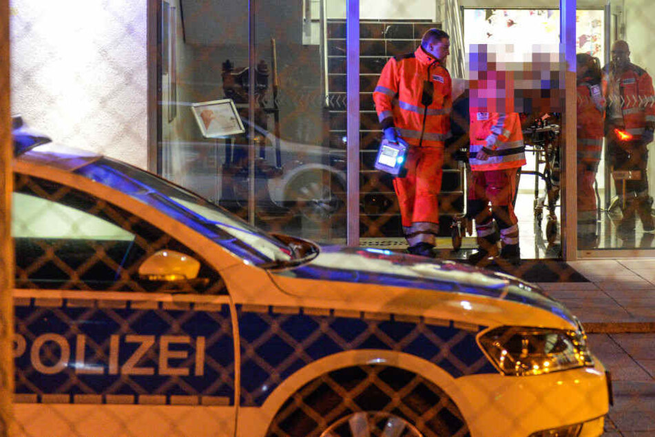 Sanitäter versorgen die schwer verletzte Frau.