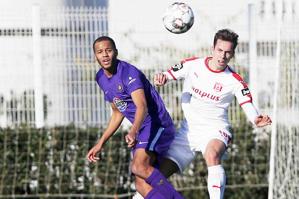 Neuzugänge unter sich: Veilchen-Kicker Samson und Halle-Neuling Pronichev, kürzlich noch beim FC Erzgebirge unter Vertrag.