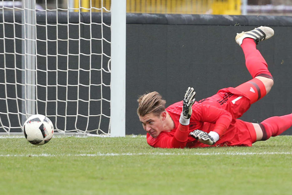 Da hatte der DFB-Torwart Nikolai Rehnen das Nachsehen. In der 32. Minute traf Aue zum 1:0.