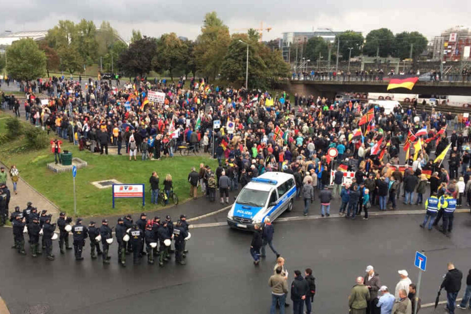 Der "Glückwunsch-Polizist" wünschte PEGIDA am Tag der Einheit einen "erfolgreichen Tag" - kam aus dem "Westen"...