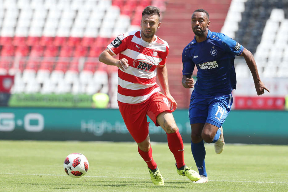 Davy Frick (l., Zwickau) gegen Saliou Sane (r., Karlsruhe).