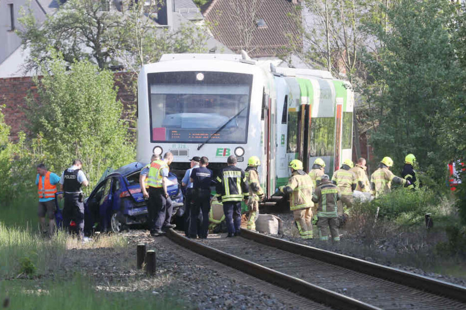 Der Zug schleifte das Auto rund 150 Meter mit.