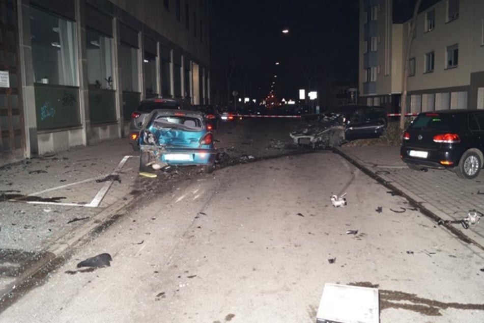 Der 22-Jährige verlor komplett die Kontrolle über sein Auto und demolierte mehrere Autos.