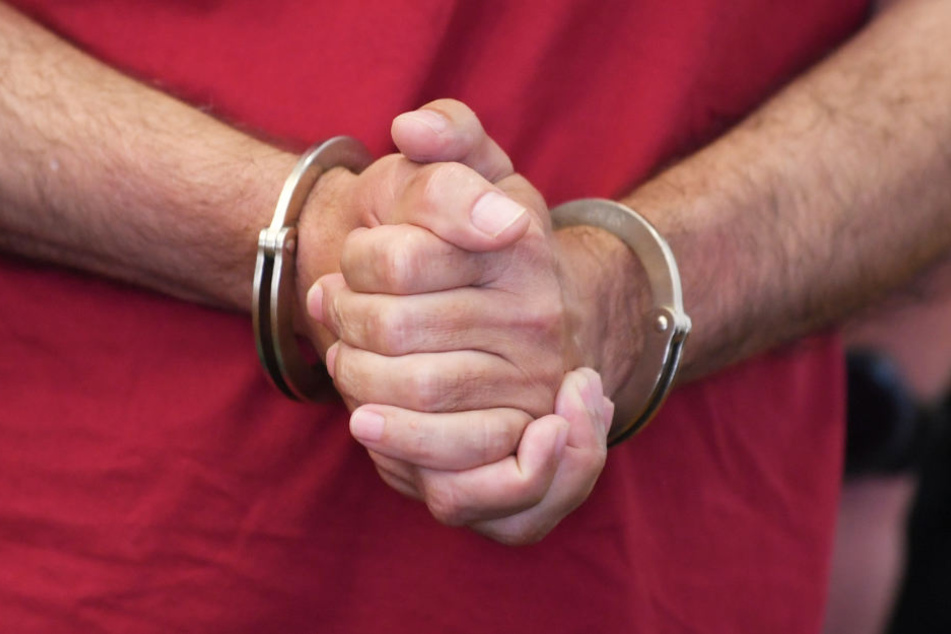 Die Polizei konnte den Tatverdächtigen vor seiner Wohnung festnehmen (Symbolfoto).
