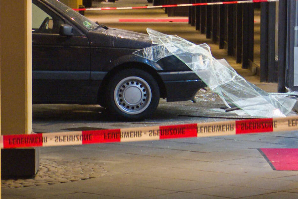 Mit einem gestohlenen VW Passat fuhren die Täter ins eigentlich gut gesicherte Schaufenster des Juweliers.