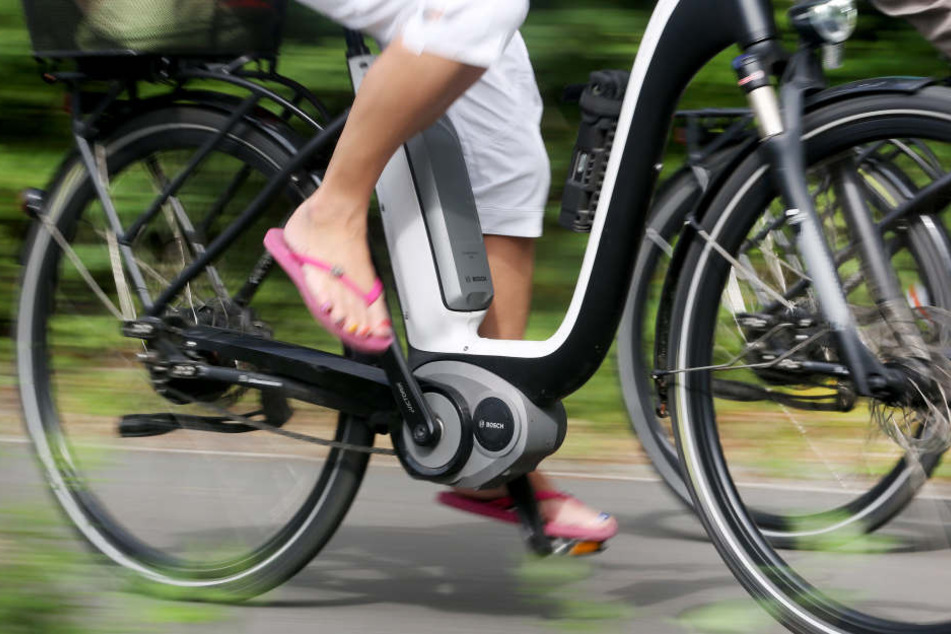 Die Ermittler vermute, dass die Frau zu schnell auf ihrem E-Bike unterwegs war. (Symbolbild)