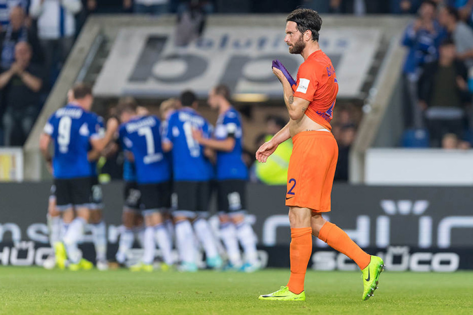 Tim Hoogland (re.) konnte den Bielefelder nach dem 2:0 nicht beim Jubeln zuschauen.