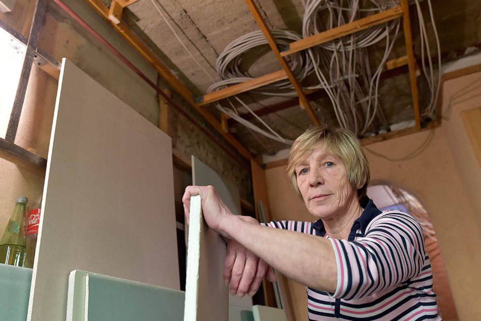 Seit dem Feuer ist der Flur eine einzige Baustelle. Monika Hauswald kämpft um ihr Recht.