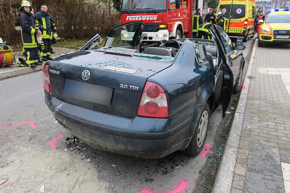 Für die Rettung musste das komplette Dach von dem VW entfernt werden.